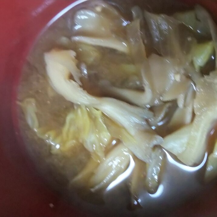 舞茸とキャベツの2種類味噌汁